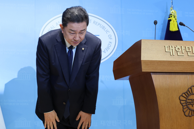 더불어민주당 김병기 의원이 19일 서울 여의도 국회 소통관에서 윤리심판원의 제명 처분 결정 등 그간의 심경에 관한 입장을 밝히기 위해 입장, 허리 숙여 사과하고 있다. 연합뉴스