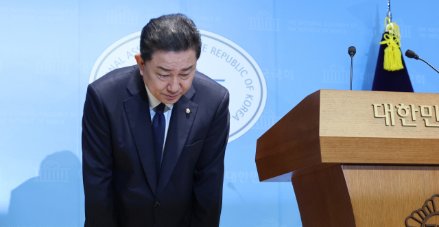 고개 숙인 김병기…