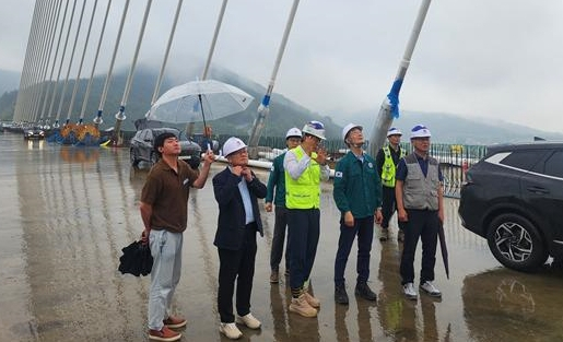 지난해 경남도 관계자들이 여름철 장마와 태풍 대비 건설현장안전점검을 하고 있는 모습.