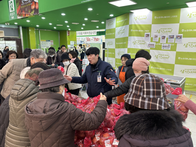 영주시가 수도권 소비자를 대상으로 농산물 직판행사를 벌이고 있다. 영주시 제공