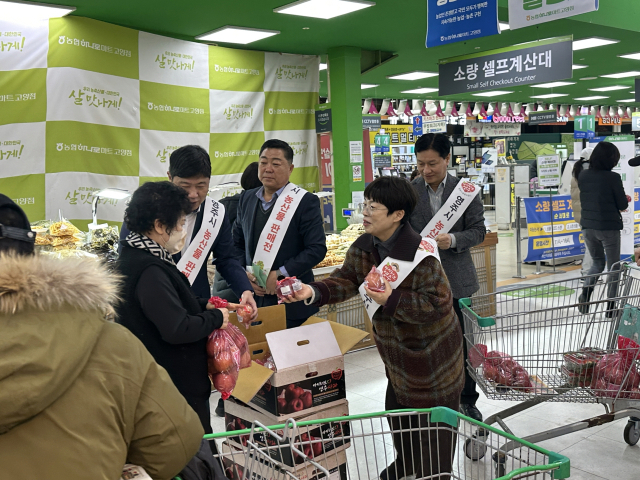 영주시가 수도권 소비자를 대상으로 농산물 직판행사를 벌이고 있다. 영주시 제공