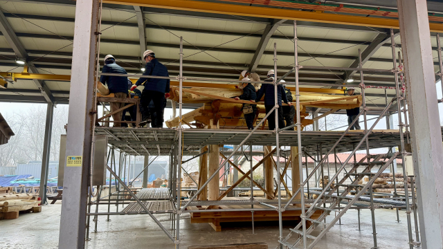 17일 전북대학교 고창 한옥 특성화 캠퍼스에서 교육생들이 한옥 정자 지붕을 만드는 모습. 2026.1.17. 홍준표 기자