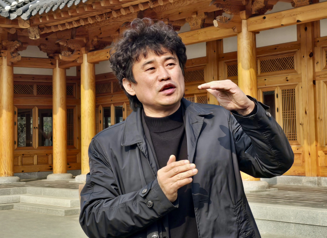 16일 전북 전주 덕진공원 내 연화정도서관에서 설계 과정을 설명하는 임채엽 태권브이건축사사무소 대표. 2026.1.16. 홍준표 기자