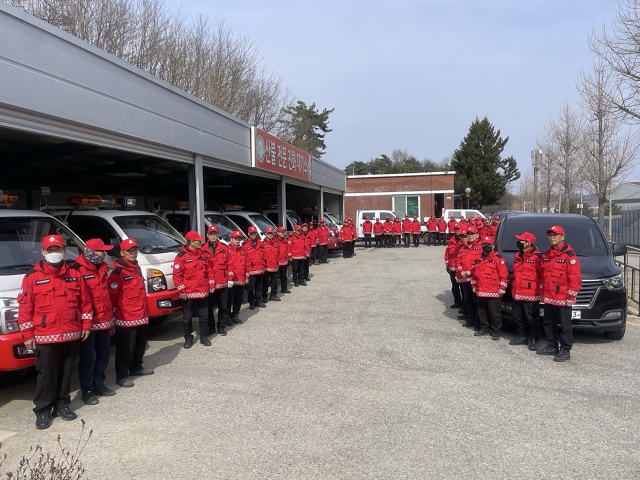 영주시 봄철 산불방지대책본부에 참여한 의용소방대원들이 파이팅을 외치고 있다. 영주시 제공