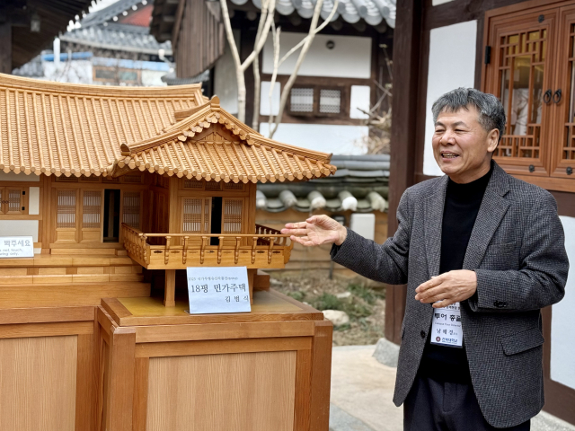 남해경 전북대 건축공학과 교수가 16일 전북 전주 한옥마을에서 한옥 건축 기법에 대해 설명하는 모습. 2026.1.16. 홍준표 기자