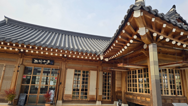 전북대 캠퍼스 내에 있는 한옥카페의 모습. 전북대 한옥학과 학생들이 실습으로 제작한 건물이 실제 교내 건축물로 쓰이고 있다. 2026.1.16. 홍준표 기자