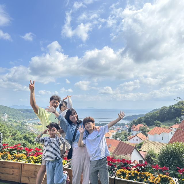 권태형·김한나 씨 가족은 지난해 10월 조리원 동기 가족들과 경남 남해 독일마을로 여행을 다녀왔다. 김한나 씨 제공