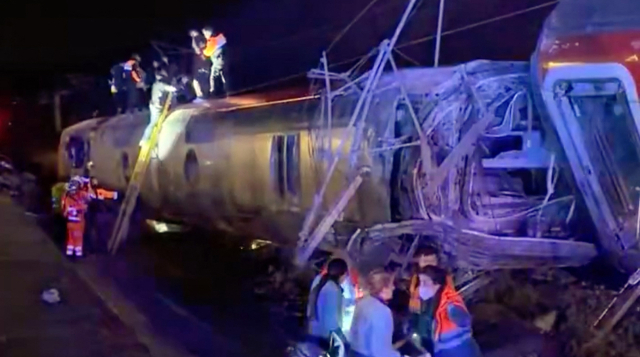 400명 태운 스페인 고속열차 충돌…최소 21명 사망