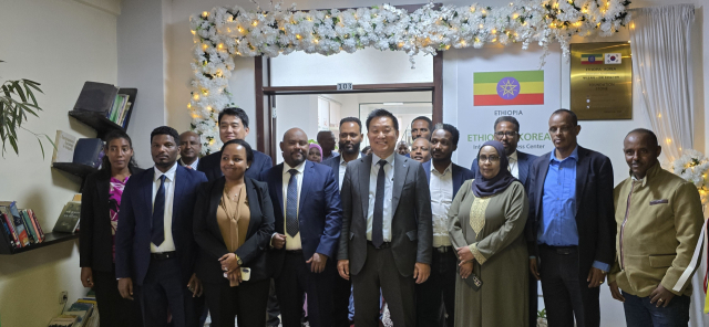 한국지능정보사회진흥원과 과학기술정보통신부는 16일 에티오피아의 수도 아디스아바바에서 정보접근센터 개소식을 개최했다. 한국지능정보사회진흥원 제공