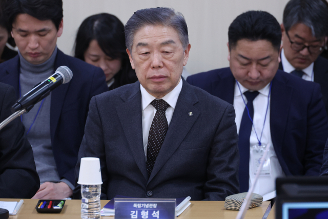 김형석 독립기념관장이 14일 정부세종청사에서 열린 국가보훈부 산하기관 업무보고에서 권오을 장관의 발언을 듣고 있다. 연합뉴스