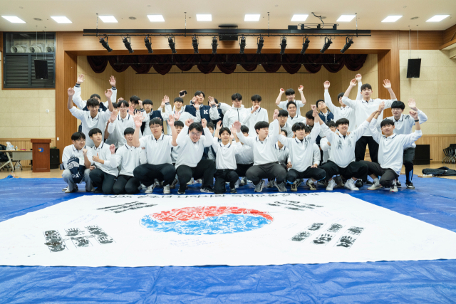 광복 80주년을 맞아 추진된 2025 청소년 나라사랑 독립운동길 탐방 프로그램에서 경북지역 학생들이 대형 태극기에 손도장을 찍은 뒤 기념 촬영하고 있다. 김영진 기자