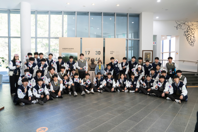 2025 청소년 나라사랑 독립운동길 탐방에 참여한 경북지역 학생들이 안동에 있는 이육사문학관을 방문해 이육사 선생의 따님 이옥비 여사와 기념 촬영하고 있다. 김영진 기자