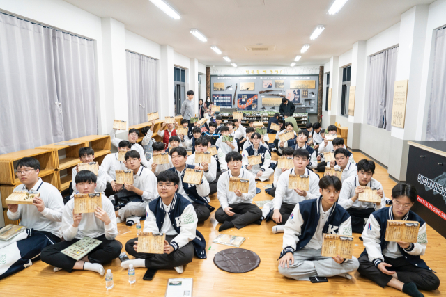 경북지역 학생들이 2025 청소년 나라사랑 독립운동길 탐방 행사에 참여해 독립선언문과 같은 교보재를 들고 미소 짓고 있다. 김영진 기자