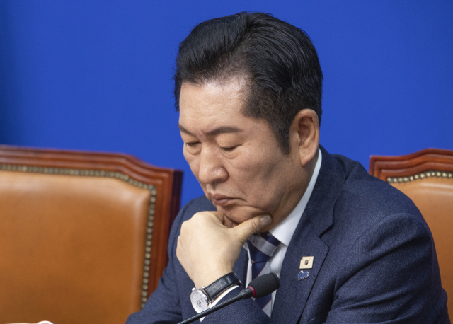 정청래 더불어민주당 대표가 19일 국회에서 열린 최고위원회의 도중 생각에 잠겨 있다. 연합뉴스