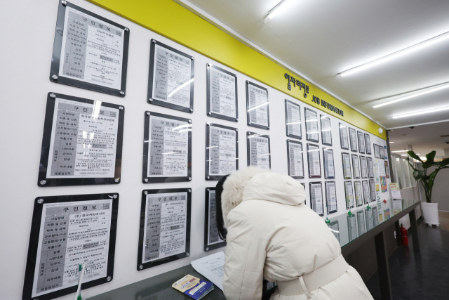 취업자가 2년 연속 10만명대 증가하는 데 그쳤다. 30대 