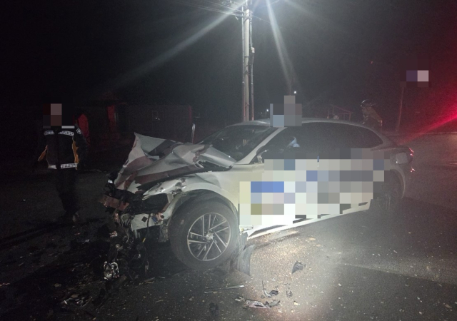 울진 평해읍 88번 국도에서 발생한 교통사고로 택시가 심하게 파손돼 있다. 경북소방본부 제공