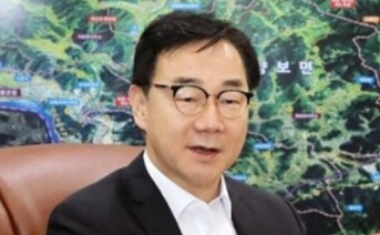 '여성 군의원 강제추행 혐의' 하승철 하동군수 검찰 송치