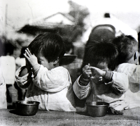 [매일신문 전국 어린이  사진공모전 70년]<1959년 5회>추천 주영환 작 '고아의 기도'
