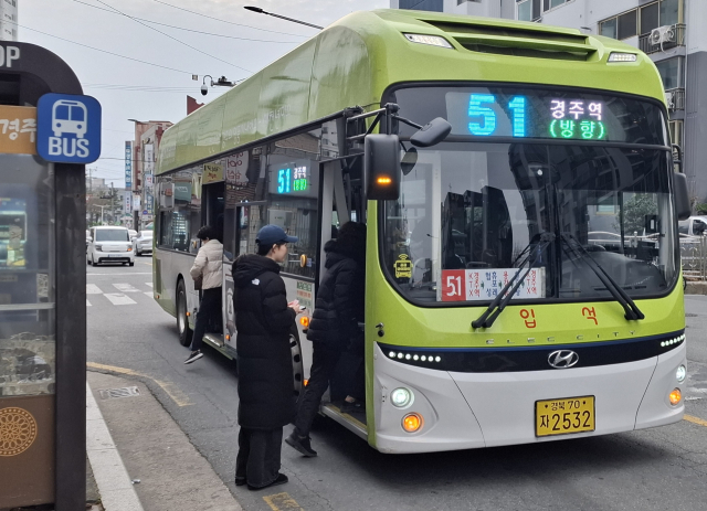 경주시내 한 버스정류장에서 청소년들이 시내버스에 승차하고 있는 모습. 경주시 제공