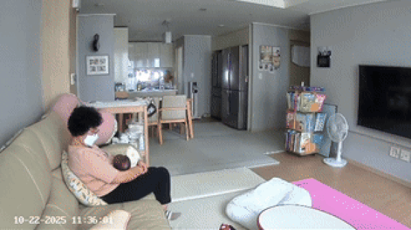 산후도우미가 생후 한 달 아기의 뺨을 때리고 쎄게 흔드는 등 거칠게 대하고 있다. 온라인커뮤니티 캡처.