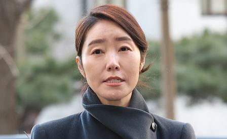 '1억 수수 의혹' 강선우, 경찰 출석 