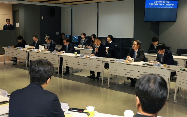 권대영 금융위원회 부위원장이 20일 오전 서울 영등포구 나이스평가정보 지하2층 컨퍼런스홀에서 개최한 신용평가체계 개편 TF 킥오프 회의에서 신용평가·데이터·법률·소비자 등 분야별 전문가 및 신용정보회사, 신용정보원, 은행연합회·저축은행중앙회 등 유관기관과 현 신용평가 시스템의 현황 및 문제점을 원점에서 재검토하고, 생산적·포용적·신회받는 금융 등 금융대전환의 인프라 역할을 수행할 수 있는 신용평가 시스템으로 나아갈 방향에 대해 논의했다. 금융위