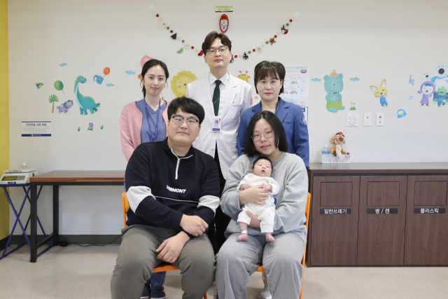 정은영 계명대 동산병원 소아외과 교수(뒷줄 가운데)에게 담도폐쇄증 수술을 받은 환아가 건강하게 퇴원했다. 이번 수술은 국내 최초로 복강경으로 진행됐다. 계명대 동산병원 제공