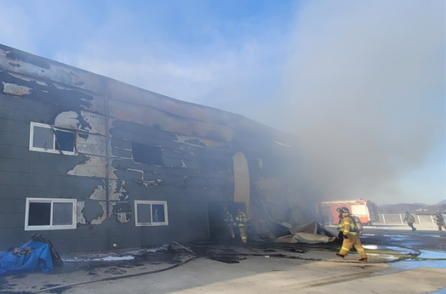 20일 낮 12시 28분쯤 구미시 산동읍 성수리 한 농업용 차량 제조공장에서 불이 났다. 경북소방본부 제공