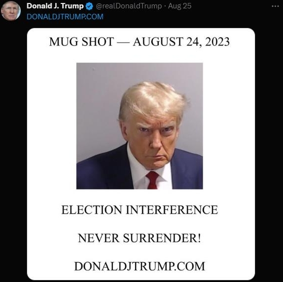도널드 트럼프 미국 대통령이 조 바이든 행정부 때 대선 뒤집기 시도 혐의 등으로 기소돼 2023년 미 조지아 주 풀턴 카운티 검찰에 출두했을 당시 찍은 머그샷(범인 식별용 사진)을 자신의 X(구 트위터)에 공유했다. X