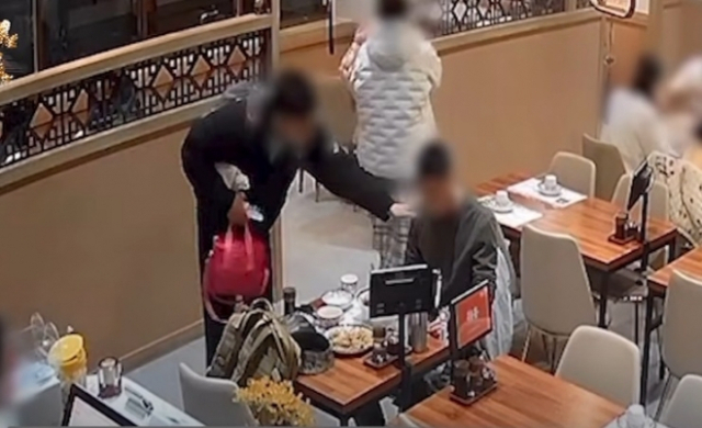 중국집에서 혼자 식사를 하고 있는 군장병의 밥값을 대신 내준 부부. 연합뉴스 TV 갈무리