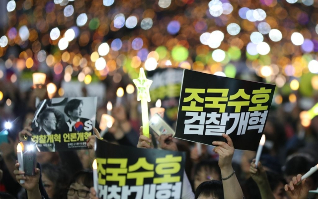 2019년 10월 3일 서울 종로구 대학로 마로니에공원 앞에서 열린 조국 장관 사퇴 촉구 촛불집회 참가자들이 LED 촛불과 함께 손팻말을 들어보이고 있다. 연합뉴스