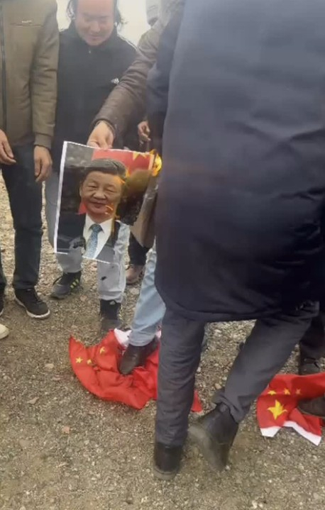 지난해 11월 카자흐스탄 알마티 위구르 지구 칼자트에서 시위대가 중국 오성홍기와 시진핑 중국 국가주석 사진을 불태우고 있다. 이들은 같은 해 7월 중국 당국에 명확치 않은 혐의로 구금된 투르간바이에 대한 석방을 요구했다. 카자흐스탄 당국은 시위에 참여한 나지즈 아타주르트 자원봉사단 소속 18명을 중국에 대한 국가분쟁 선동 혐의 등으로 구금했다. 국제인권단체인 휴먼라이트워치에 따르면 이들은 최대 10년형을 받을 수도 있다. 틱톡 갈무리