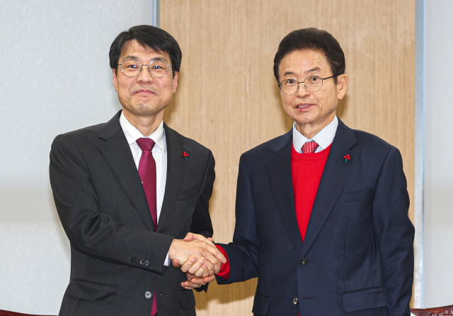 이철우(오른쪽) 경북도지사와 김정기 대구시장 권한대행이 20일 경북도청에서 