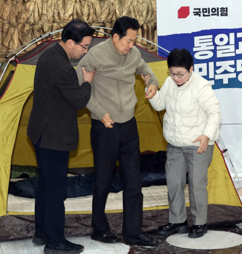 '단식 엿새' 부축에 겨우 일어난 장동혁…