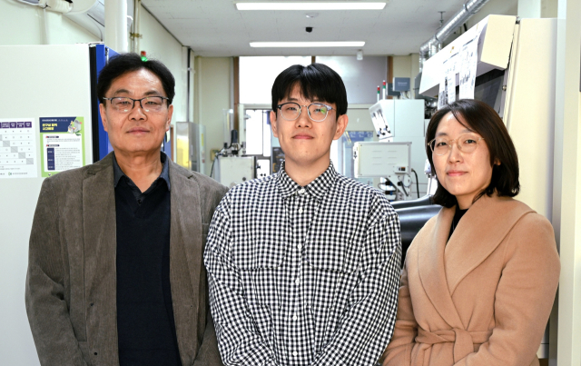 (왼쪽부터)경북대 정수환 화학공학과 교수, 조효종 전자공학부 박사과정생, 도윤선 전자공학부 교수. 경북대 제공