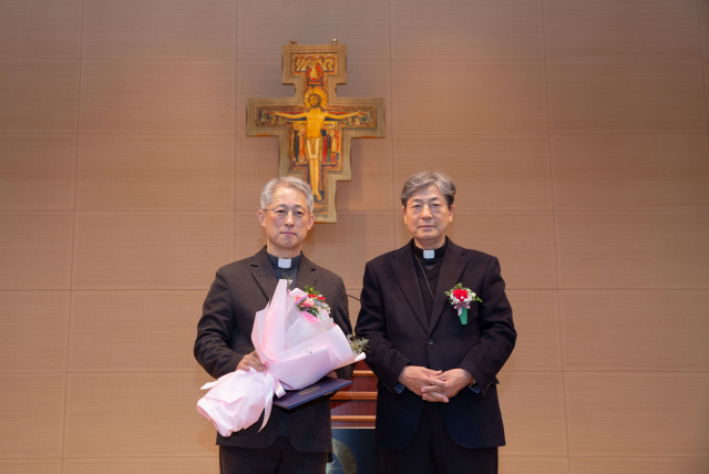 대구가톨릭대학교의료원은 20일 제11대 의료원장 신홍식 신부(왼쪽)의 취임식을 개최했다. 취임식에는 조환길 천주교대구대교구 대주교(오른쪽)가 참석했다. 대구가톨릭대의료원 제공