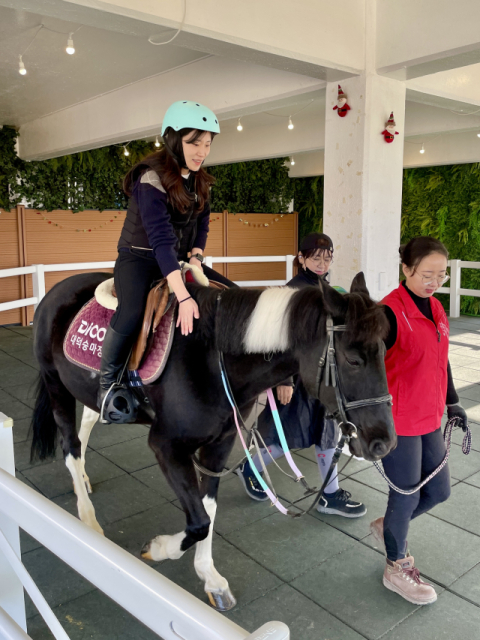 토닥토닥, 칭찬하며 교감하니 긴장이 줄어드는 듯했다.