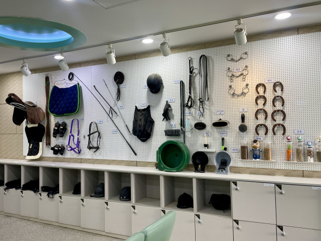 대덕승마장의 대기실에 걸려있는 승마용품들.