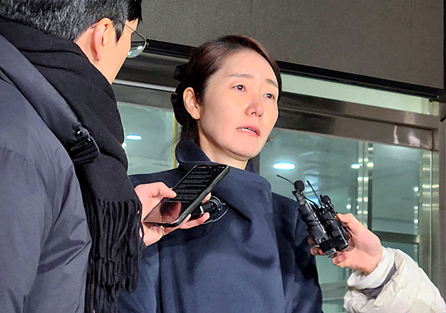 무소속 강선우 의원이 21일 오전 조사를 마치고 서울경찰청 마포청사에서 나오며 취재진의 질문에 답하고 있다. 연합뉴스