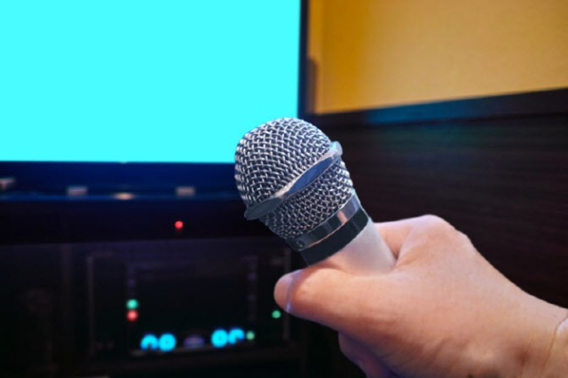 '전 여친' 이름 넣어 노래했다고 '퍽'…마이크 던져 친구 실명