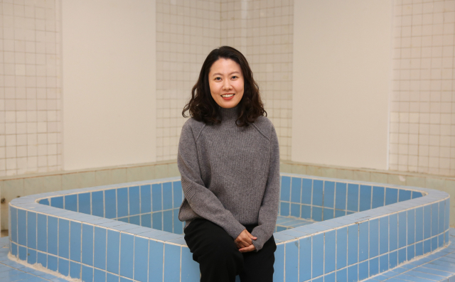 김현주 안계미술관 관장이 목욕탕을 개조해 만든 전시실에서 포즈를 취하고 있다. 김도훈 기자