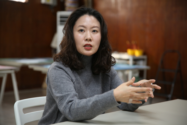 김현주 안계미술관 관장이 자신의 작업실에서 미술관 개관과 관련한 이야기를 들려주고 있다. 김도훈 기자