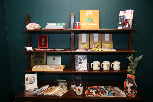 안계미술관 1층, 옛 목욕탕 수납 창구에 마련된 뮤지엄숍. 김도훈 기자