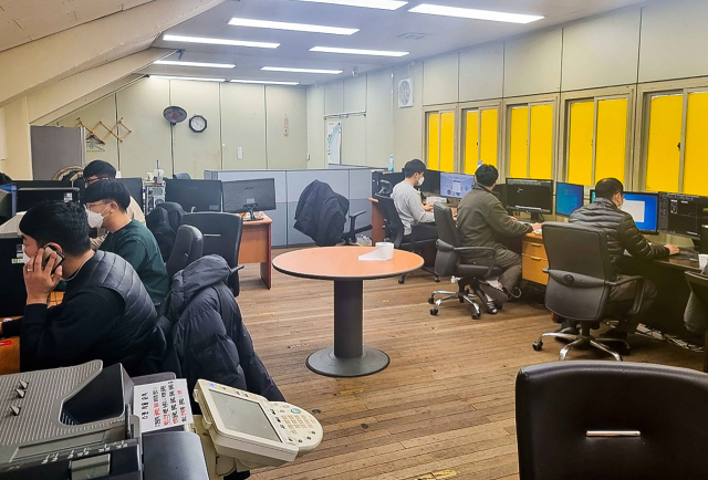 직원들이 합동설계사무실에서 설계작업에 몰두하고 있다. 영주시 제공