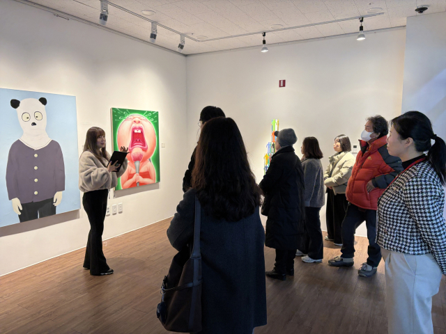 방문객들이 전시 작품을 관람하고 있다. 영주시 제공