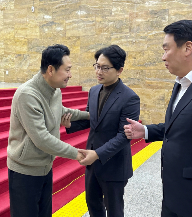 포항시장 출마예정자인 김병욱 전 국민의힘 의원이 20일 국회에서 단식 중인 장동혁 국민의힘 대표를 만나 안부를 묻고 격려했다. 출처 페이스북