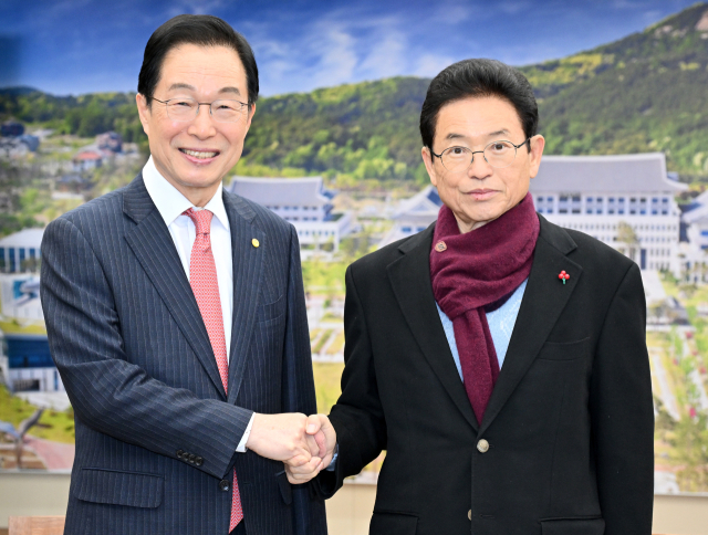 이철우 경북도지사와 임종식 경북교육감이 21일 도청에서 만나 대구경북행정통합과 관해 논의하고 있다. 경북도 제공.