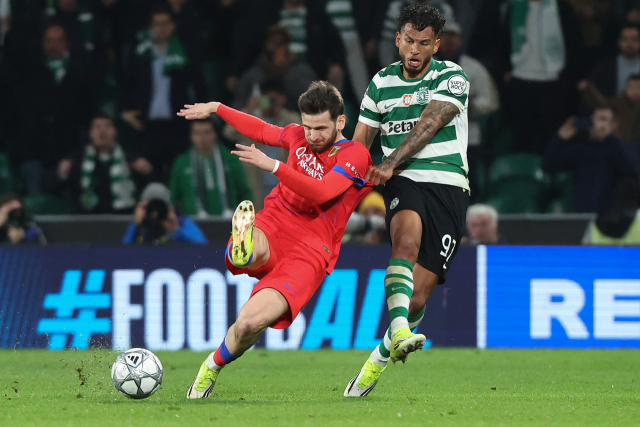 스포르팅의 루이스 수아레스(오른쪽)가 21일 포르투갈 리스본에서 열린 2025-2026 UEFA UCL 리그 페이즈 7차전 도중 파리 생제르맹의 흐바차 크바라츠헬리아와 몸싸움을 벌이고 있다. EPA 연합뉴스