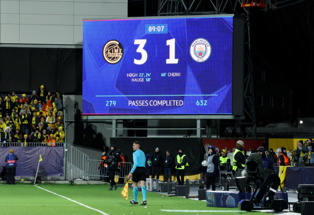 맨체스터 시티가 21일 노르웨이 보되에서 2025-2026 UEFA UCL 리그 페이즈 7차전 보되/글림트와 경기를 치는 가운데 경기 도중 득점이 기록된 전광판 모습. 로이터 연합뉴스