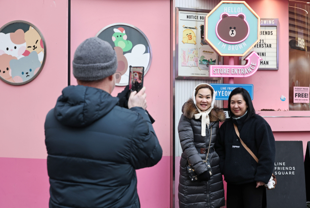 20일 서울 중구 명동거리를 찾은 외국인 관광객들이 기념사진을 촬영하고 있다. 연합뉴스